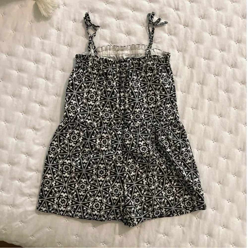 Bundle of 2 girls like new Gap Floral and Geometric Print Rompers 3T